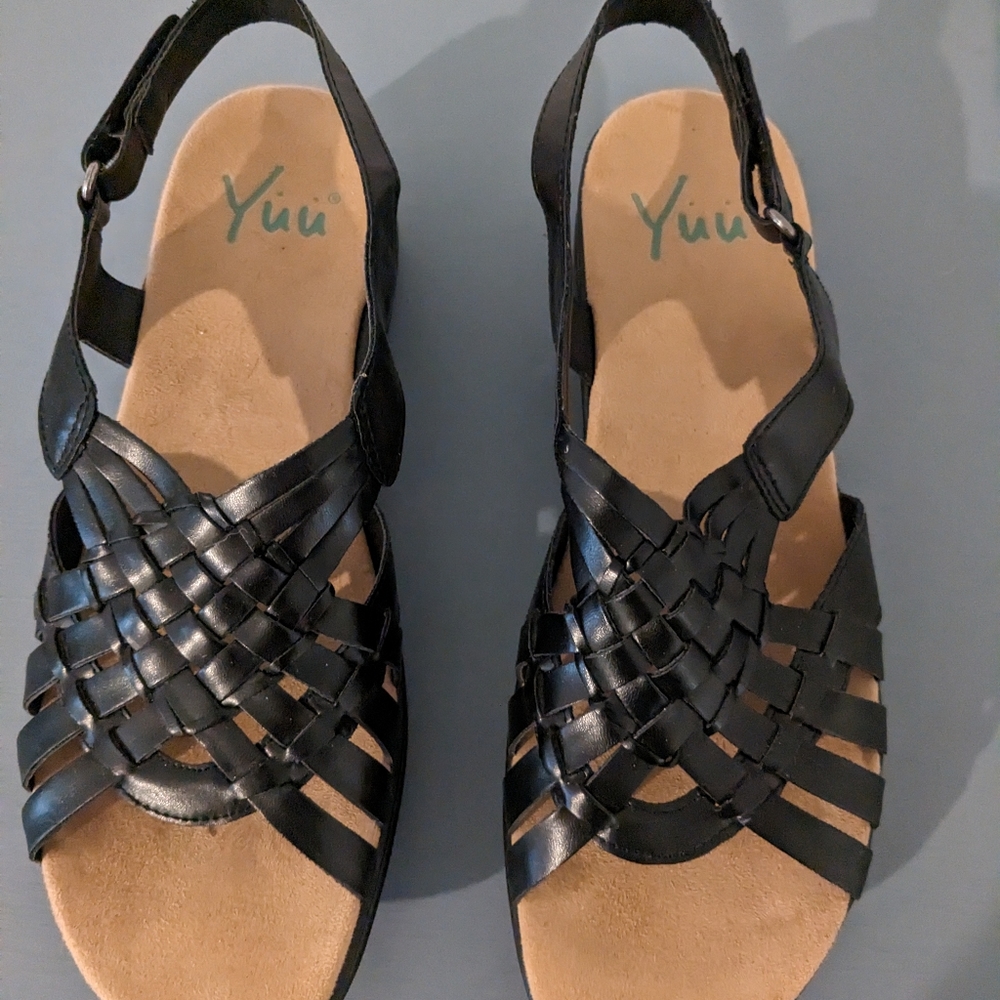 Yuu Women's Jannie 8M Black Cushioned & Comfortable Sandals